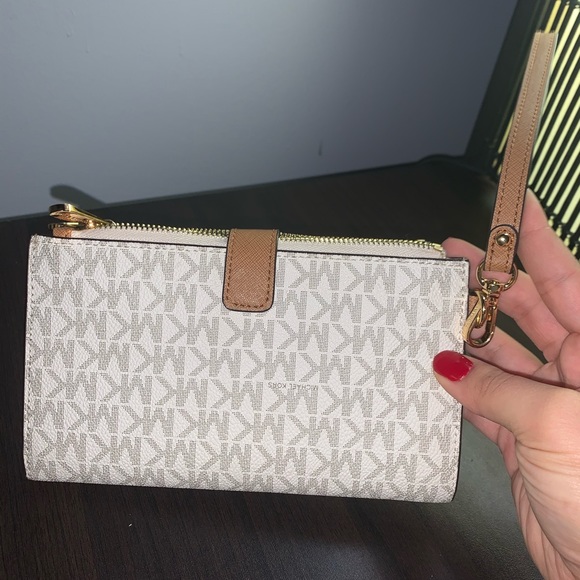 Michael Kors wristlet - Picture 4 of 4